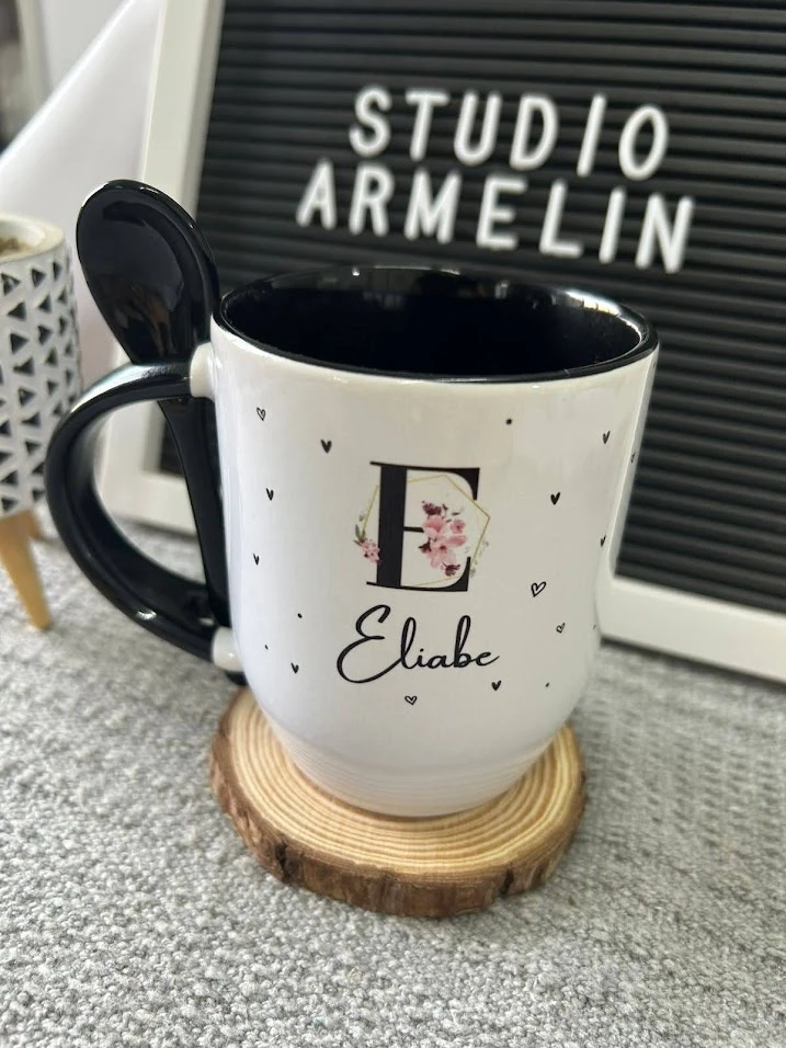 Caneca de Cerâmica de Colher Preta com Inicial